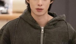 王鹤棣吃瓜图片