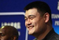 姚明吃瓜的视频,篮球巨星变身“吃瓜群众”，趣味横生