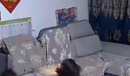 爸爸淡定吃瓜,展现超然心态