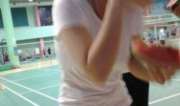 情侣在球场吃瓜,共享悠闲时光