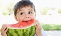 边吃瓜边梳头,闲适生活的美好时光