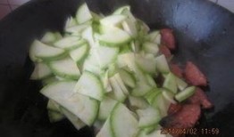 吃小白瓜了,品味小白瓜的甘甜滋味