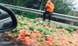 司机吃瓜照片