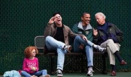 三人行吃瓜,吃瓜群众笑谈世间百态