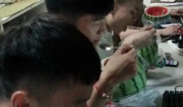 女生在宿舍吃瓜,揭秘女生宿舍里的那些八卦趣事