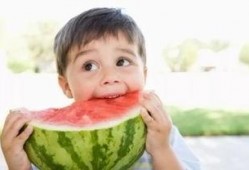 小孩吃瓜的样子