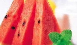 小孩吃瓜的样子