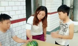 妈妈偷拍儿子吃瓜,妈妈记录下儿子吃瓜的温馨一幕