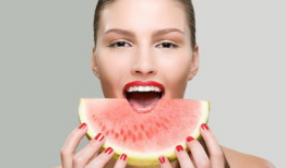 美女奇葩吃瓜图片高清,美女与奇葩瓜果的跨界美食盛宴