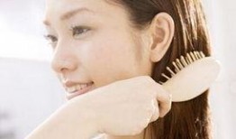 边吃瓜边梳头,闲适生活的美好时光