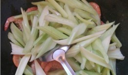 芹菜与白瓜能一起吃吗吗,“芹菜与白瓜相克？揭秘两者能否同食的真相”