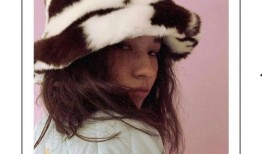 戴着帽子吃瓜念诗,诗意盎然