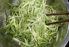 小蜜瓜怎么拌着吃凉拌,小蜜瓜凉拌新吃法