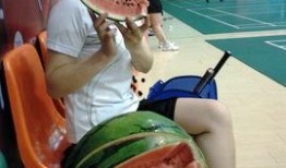 情侣在球场吃瓜,共享悠闲时光