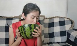 戴着帽子吃瓜念诗,诗意盎然